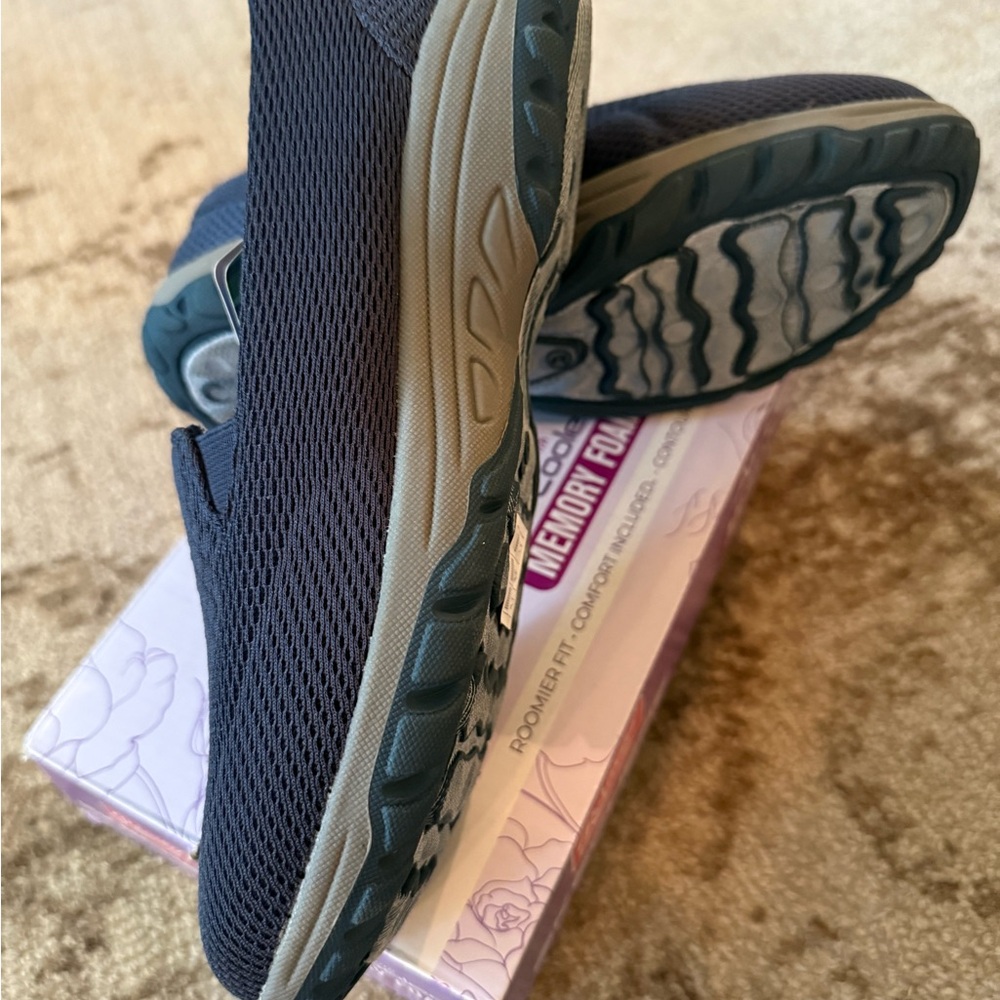 Skechers Relaxed Fit Reggae Fest Navy Slip Ons Women’s 7.5 NWT - Picture 3 of 9